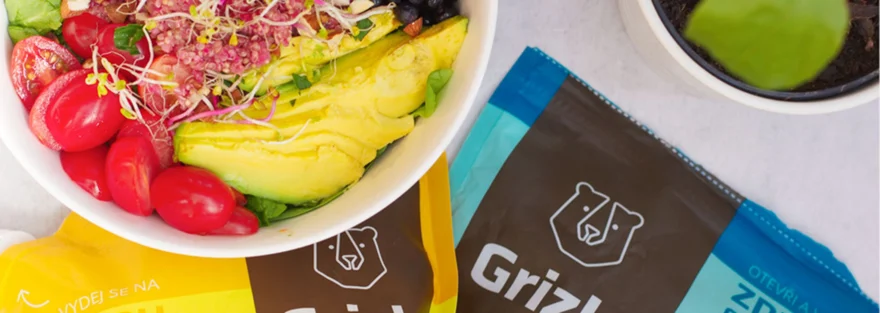 Quinoa saláta pirított mandulával, áfonyával és avokádóval