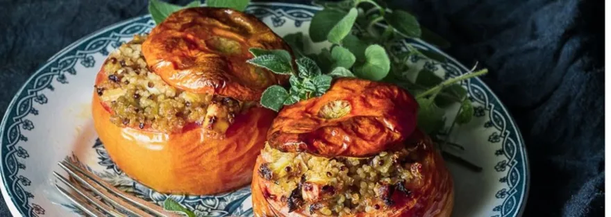 Quinoa és Feta sajt keverékével töltött sült paradicsom