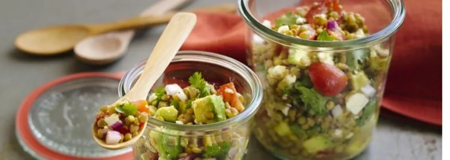 Lencsesaláta avokádóval és sajttal