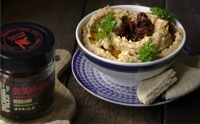 Csicseriborsó hummus szárított paradicsommal