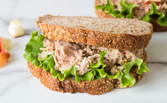 Kenyér tonhal kenéssel