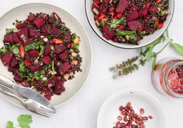 Fekete lencse és sült cékla saláta ghível és friss fűszernövényekkel