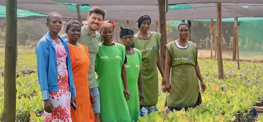 Dominik Píchal, kešu betakarítás Afrikában.