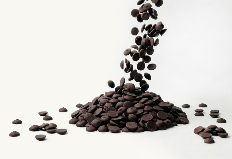 Ketchupos üveg és paradicsomok