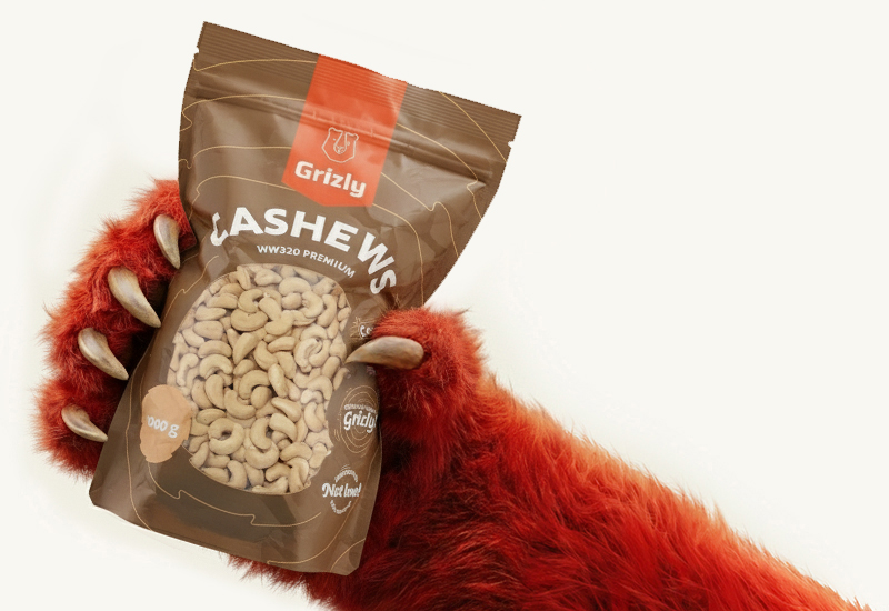 Láhev kečupu a rajčata