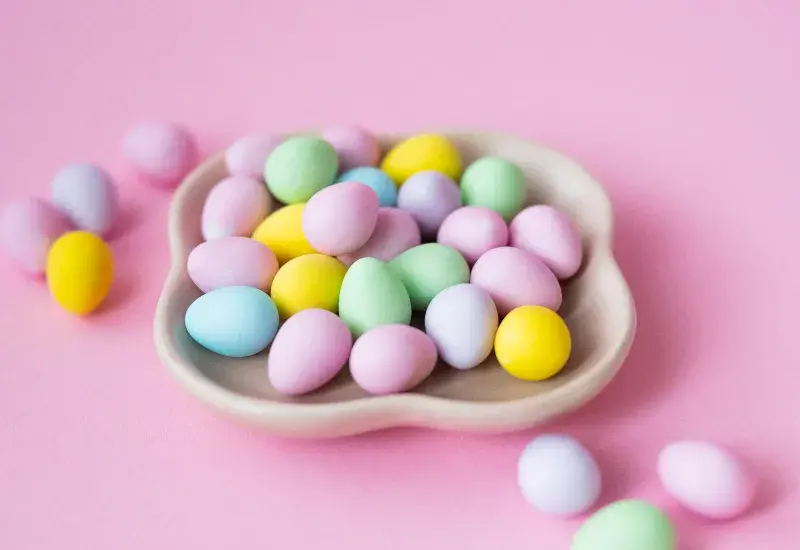 Ropogós, színes mini tojások