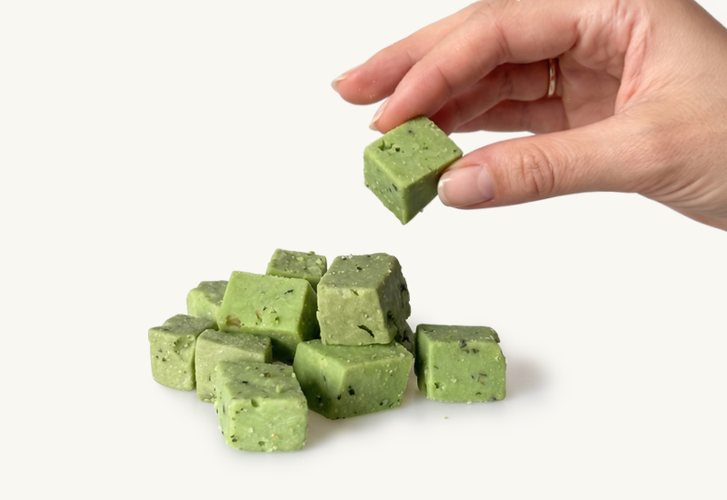 Ketchupos üveg és paradicsomok