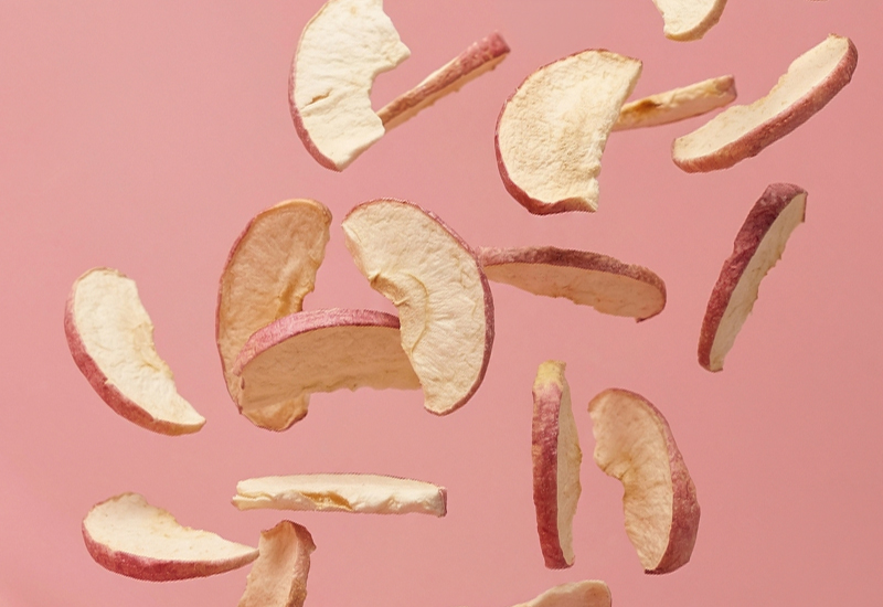 Ketchupos üveg és paradicsomok