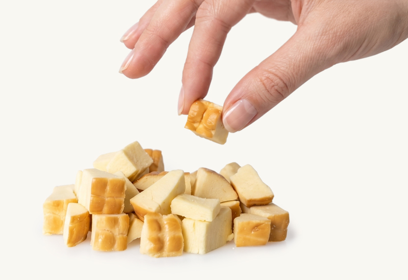 Ketchupos üveg és paradicsomok