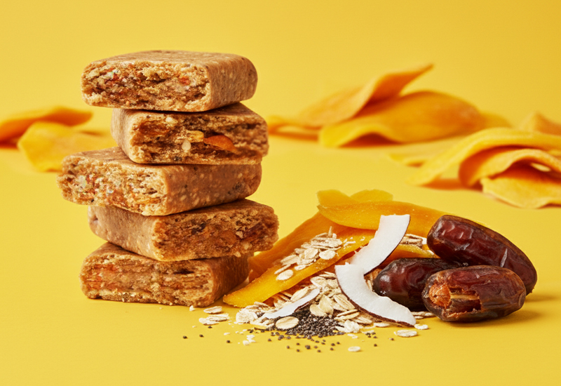 Láhev kečupu a rajčata