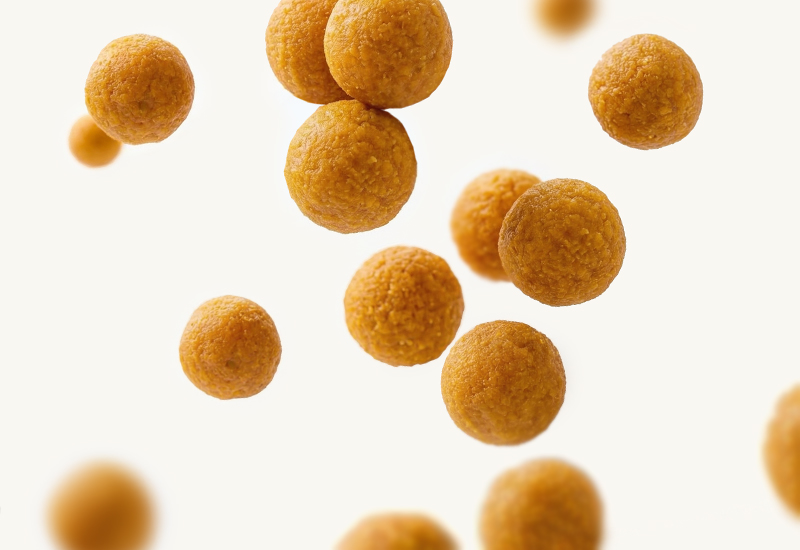 Ketchupos üveg és paradicsomok