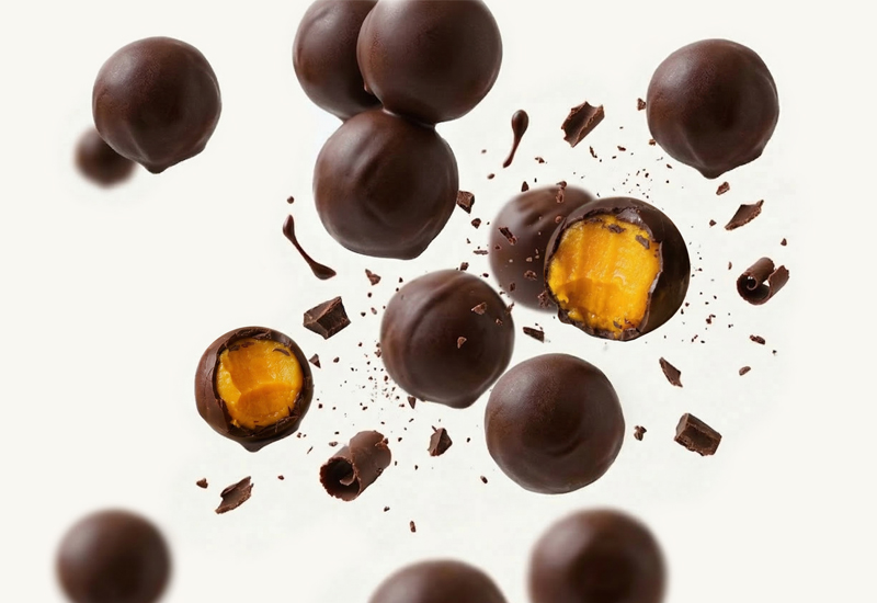 Ketchupos üveg és paradicsomok