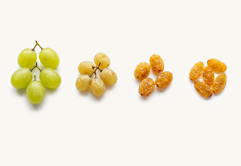 Ketchupos üveg és paradicsomok