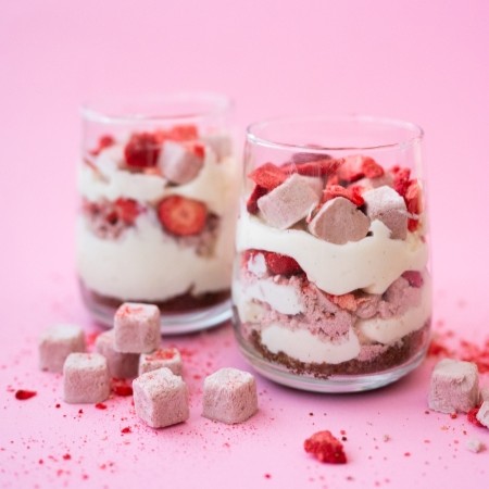 Túrós pohárdesszert lyo eperrel és kókusszal Grizly