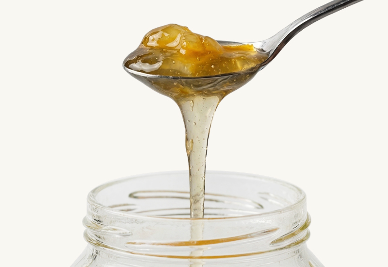 Ketchupos üveg és paradicsom