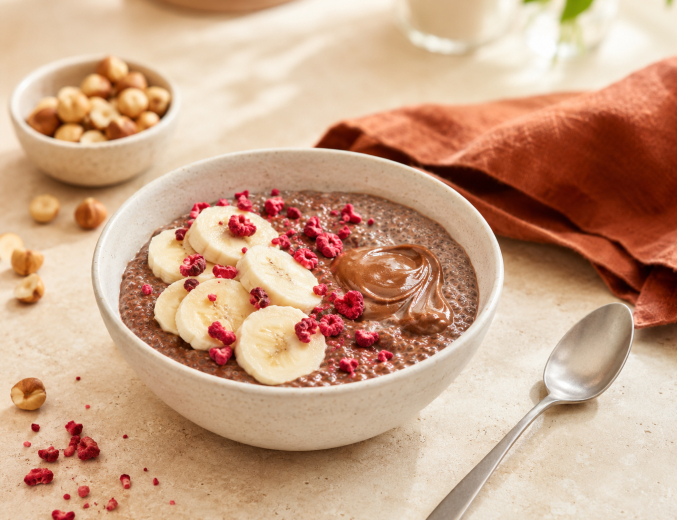 Csokoládés chia puding banánnal, mogyorókrémmel és liofilizált málnával.