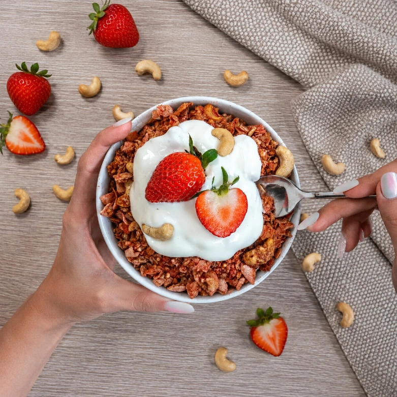 Házi granola joghurttal, eperrel és kesudióval