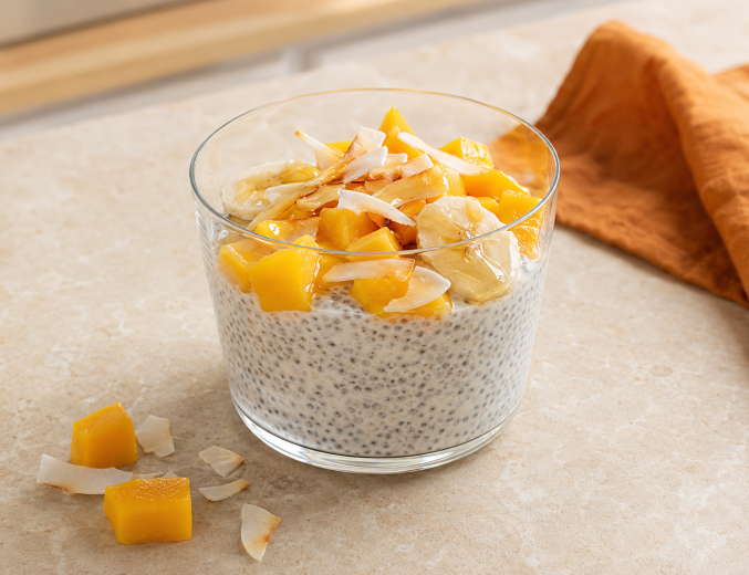Kókuszos chia puding mangóval, banánnal és kókuszszeletekkel
