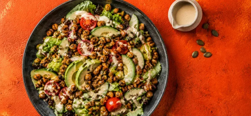 Plant-based saláta ropogós csicseriborsóval és tahini öntettel