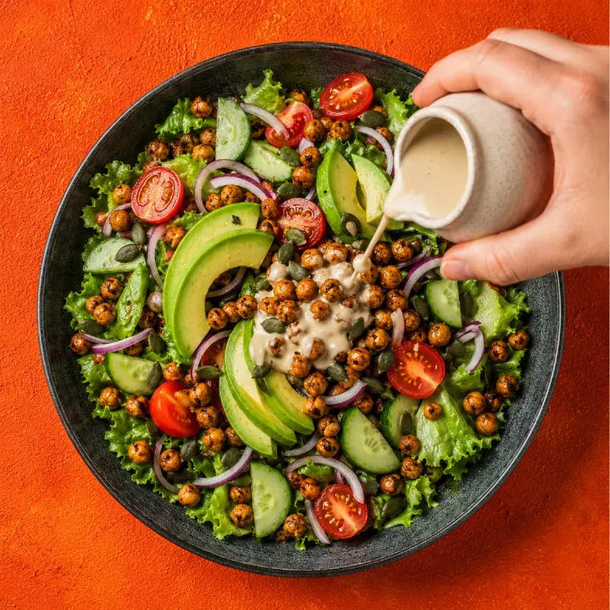 Saláta bowl csicseriborsóval, zöldséggel és növényi öntettel