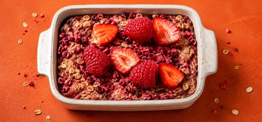 Baked oats eperrel, málnával és liofilizált gyümölccsel