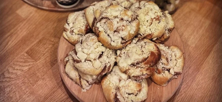 Élesztős bukta diós töltelékkel