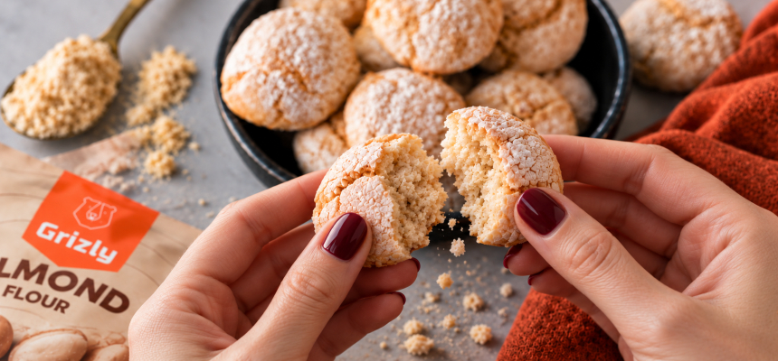 Amaretti kekszet kettétörő női kezek