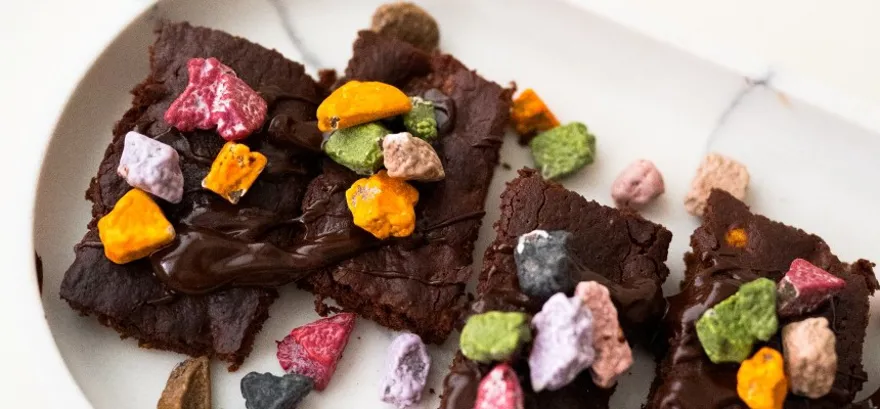 Csokoládés brownie színes kavicsokkal – egyszerű Grizly recept alapján