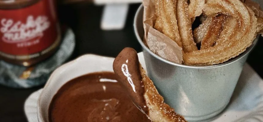 Churros szenvedélyes mártással