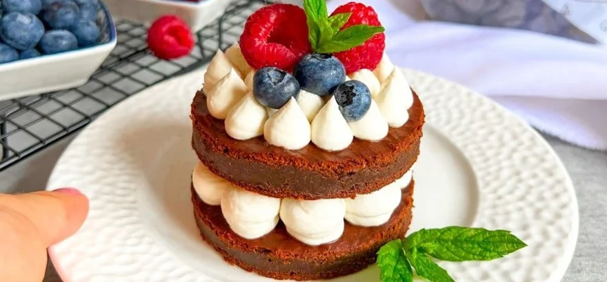 Cukkinis csokoládétorta friss gyümölccsel