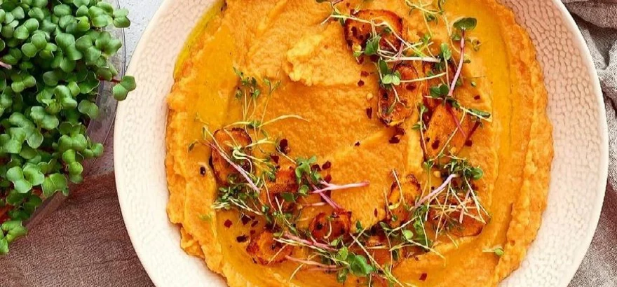 Vörös lencse és sárgarépa hummus csírával