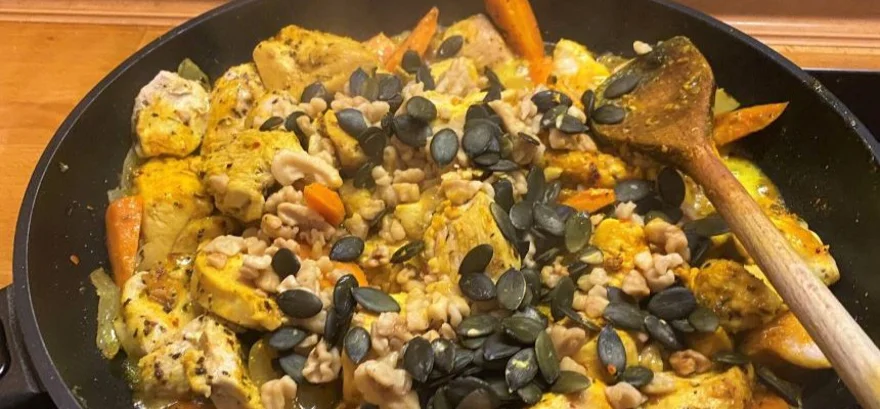 Csirke kurkumával, dióval és magvakkal