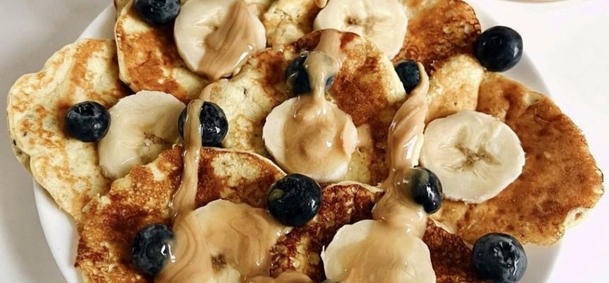 Mogyoróvajas receptek – Görög joghurtos palacsinta mogyoróvajjal és gyümölccse