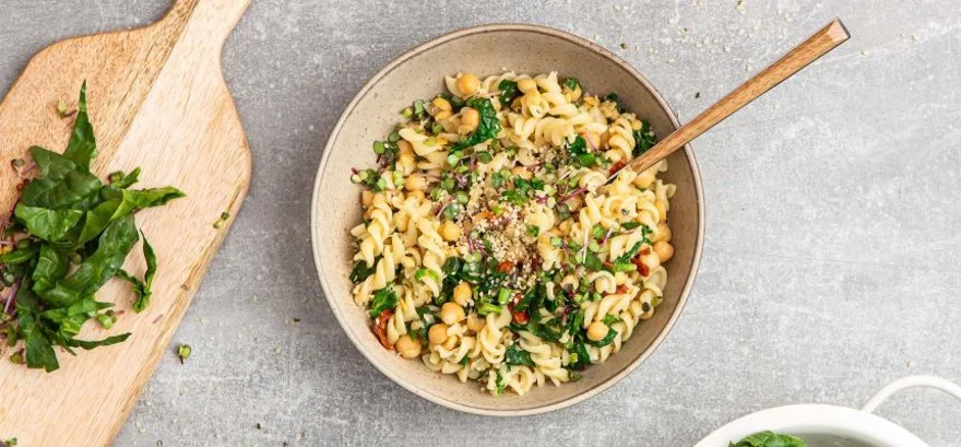 Tészta csicseriborsóval, zöldségekkel és magvakkal