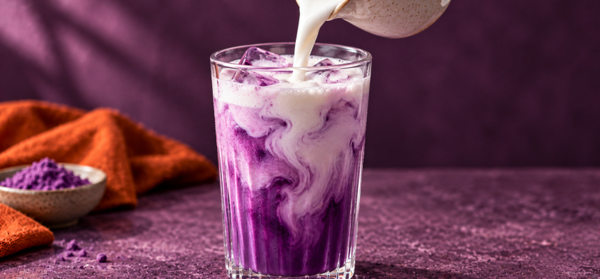Tej öntése a lila ube lattéba