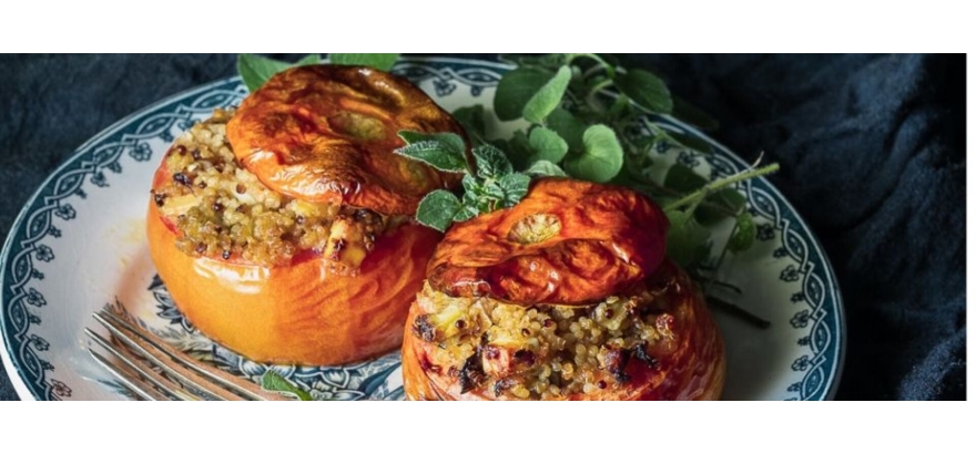 Quinoa és Feta sajt keverékével töltött sült paradicsom