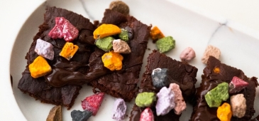 Csokoládés brownie kövecskékkel könnyedén a Grizly receptje alapján