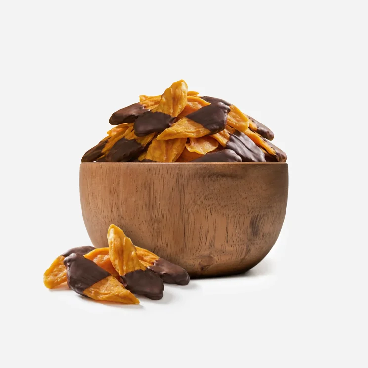 Étcsokoládéba mártott mangószeletek