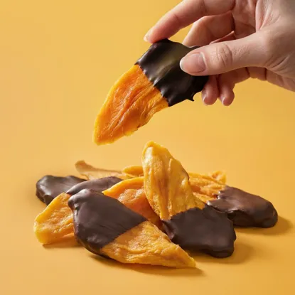 Étcsokoládéba mártott mangószeletek