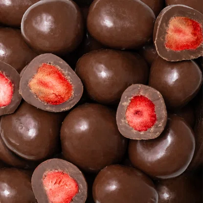 Fagyasztva szárított eper tejcsokoládéban
