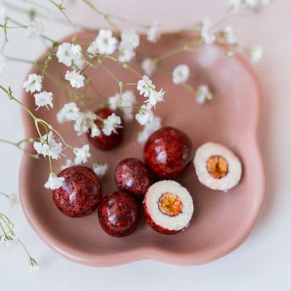 Fagyasztva szárított ribizli  fehér csokoládéban