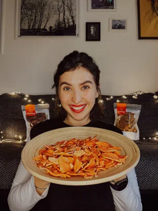 Szárított almaszeletek áfonyaporral  ​