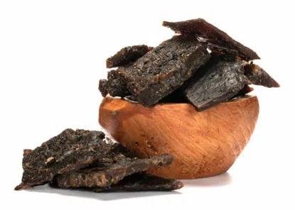 Szárított hús fű és kövek